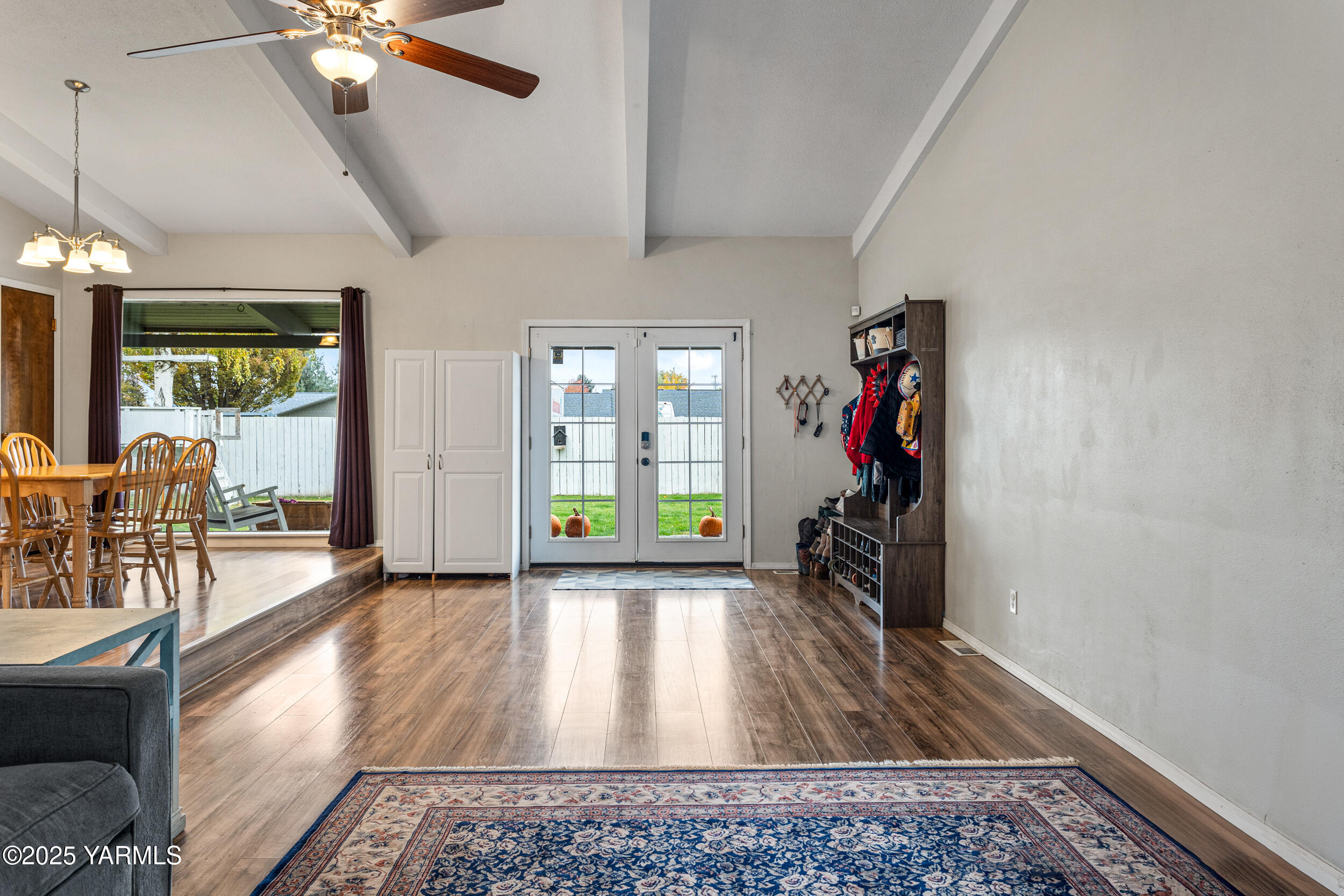 31 Link Road Naches, WA 98937 - Photo 5 of 35 a view of a livingroom with furniture and a rug
