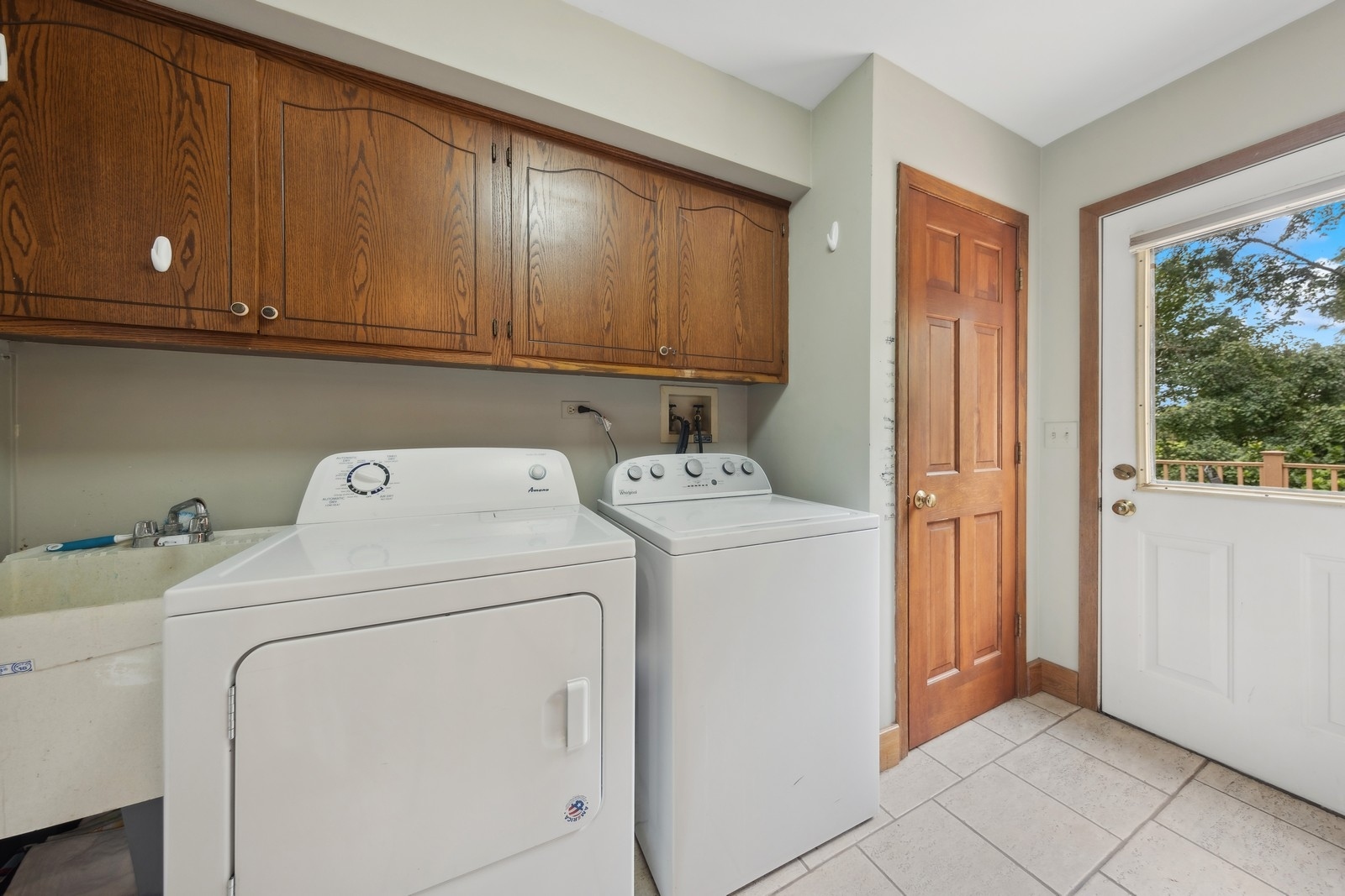 1531 Pinehurst Drive Darien, IL 60561 - Photo 17 of 38 a utility room with dryer and washer