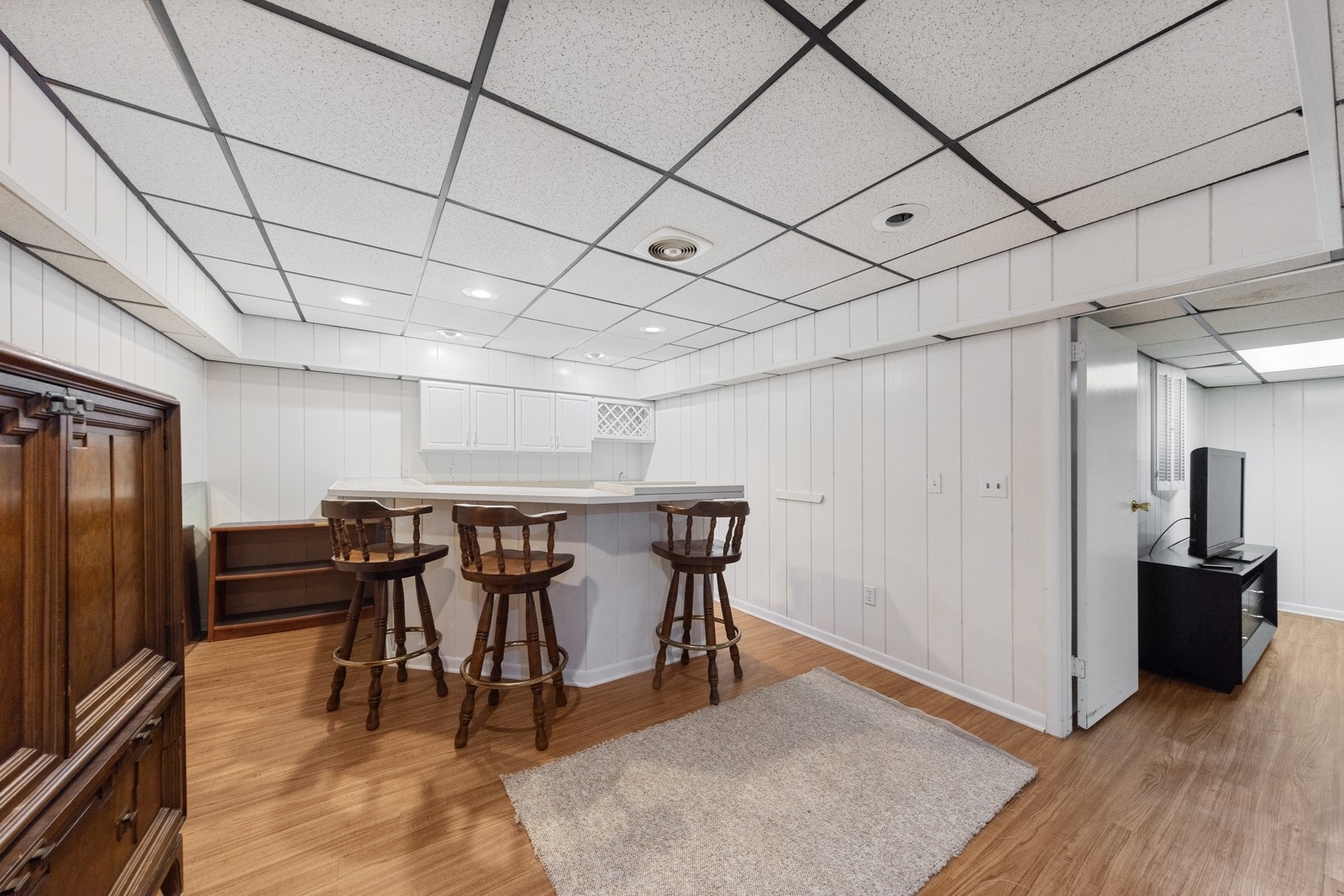 1531 Pinehurst Drive Darien, IL 60561 - Photo 27 of 38 a view of a room with furniture and a kitchen view