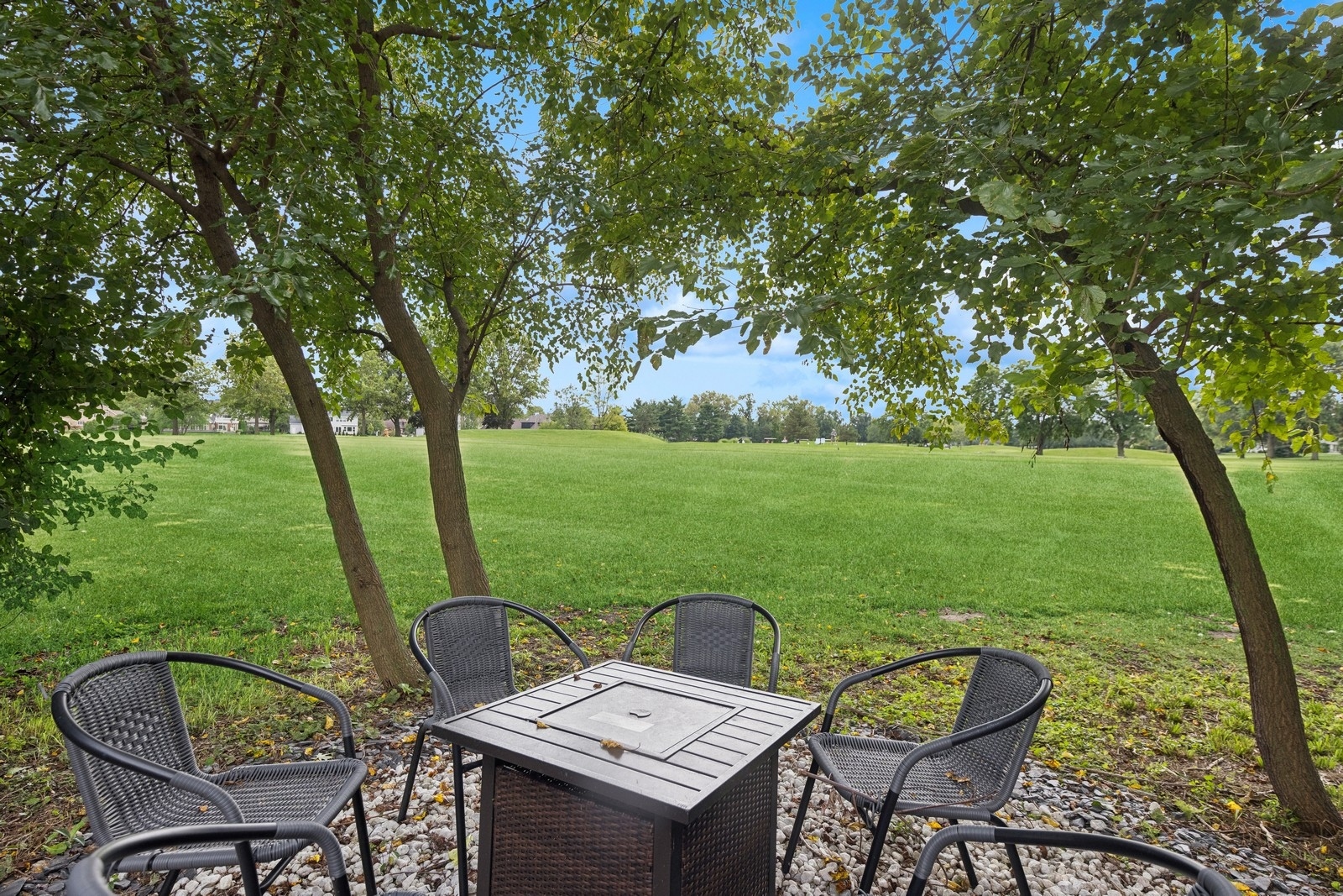 1531 Pinehurst Drive Darien, IL 60561 - Photo 30 of 38 a view of a chairs and table in patio