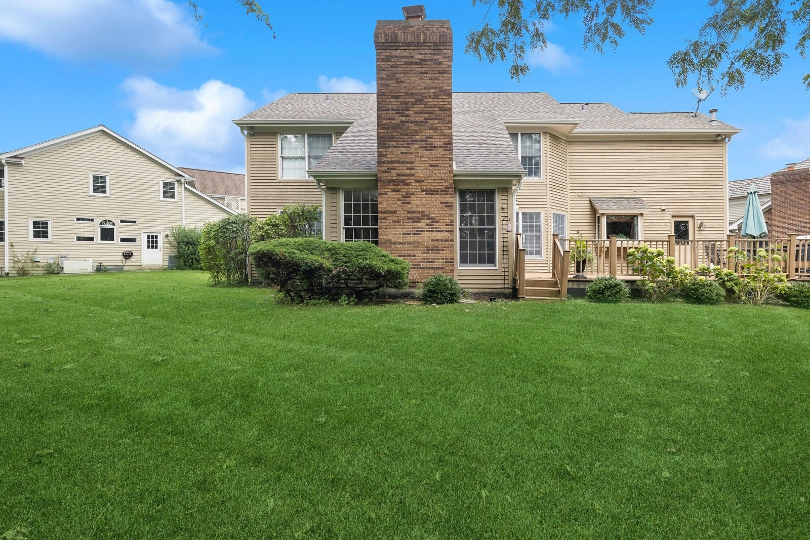 1531 Pinehurst Drive Darien, IL 60561 - Photo 34 of 38 a front view of a house with garden