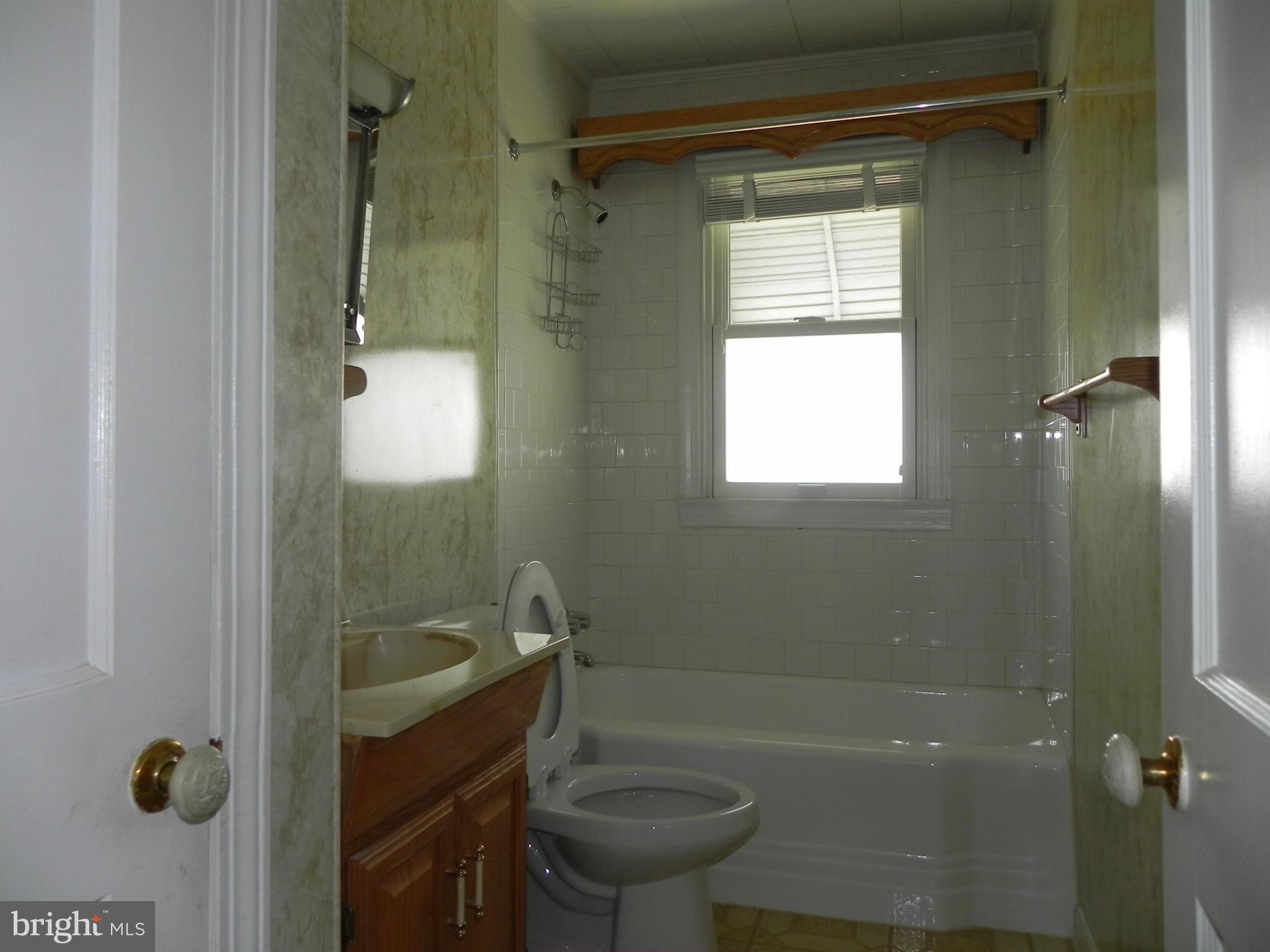 816 Martin Road Baltimore, MD 21221 - Photo 12 of 30 Bath