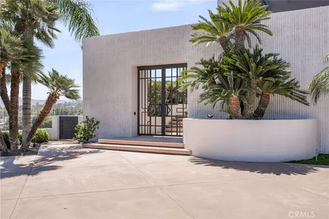 a view of outdoor space yard and porch