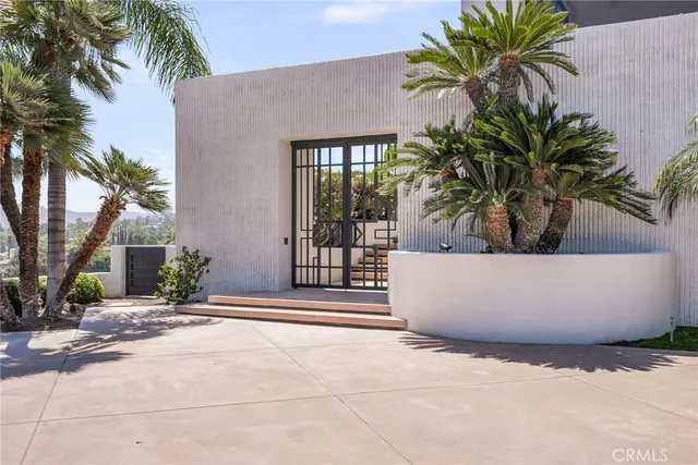 a view of outdoor space yard and porch