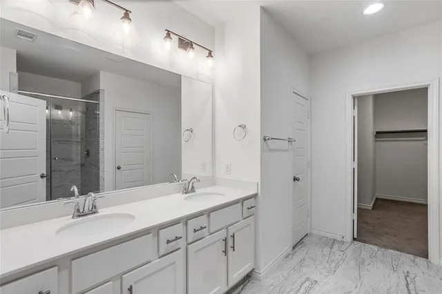 $2,800 | 203 Athenia Drive, Fort Worth, TX 76114