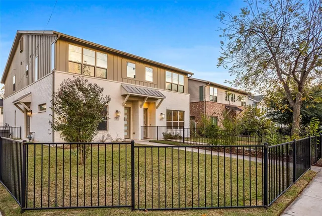 $2,800 | 203 Athenia Drive, Fort Worth, TX 76114