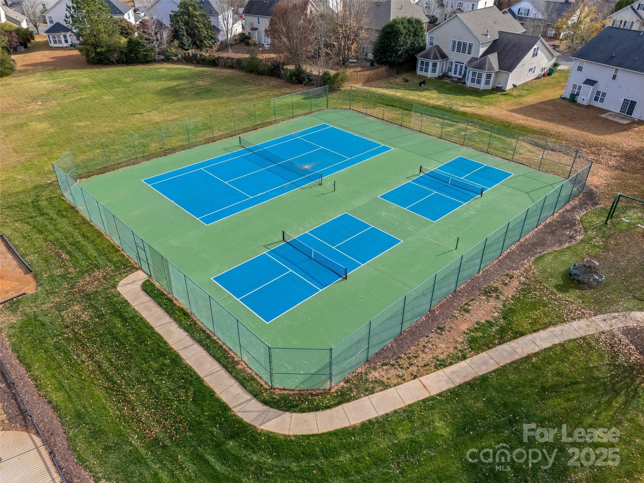 16865 Timber Crossing Road Charlotte, NC 28213 - Photo 38 of 39 a view of an outdoor space and basketball court