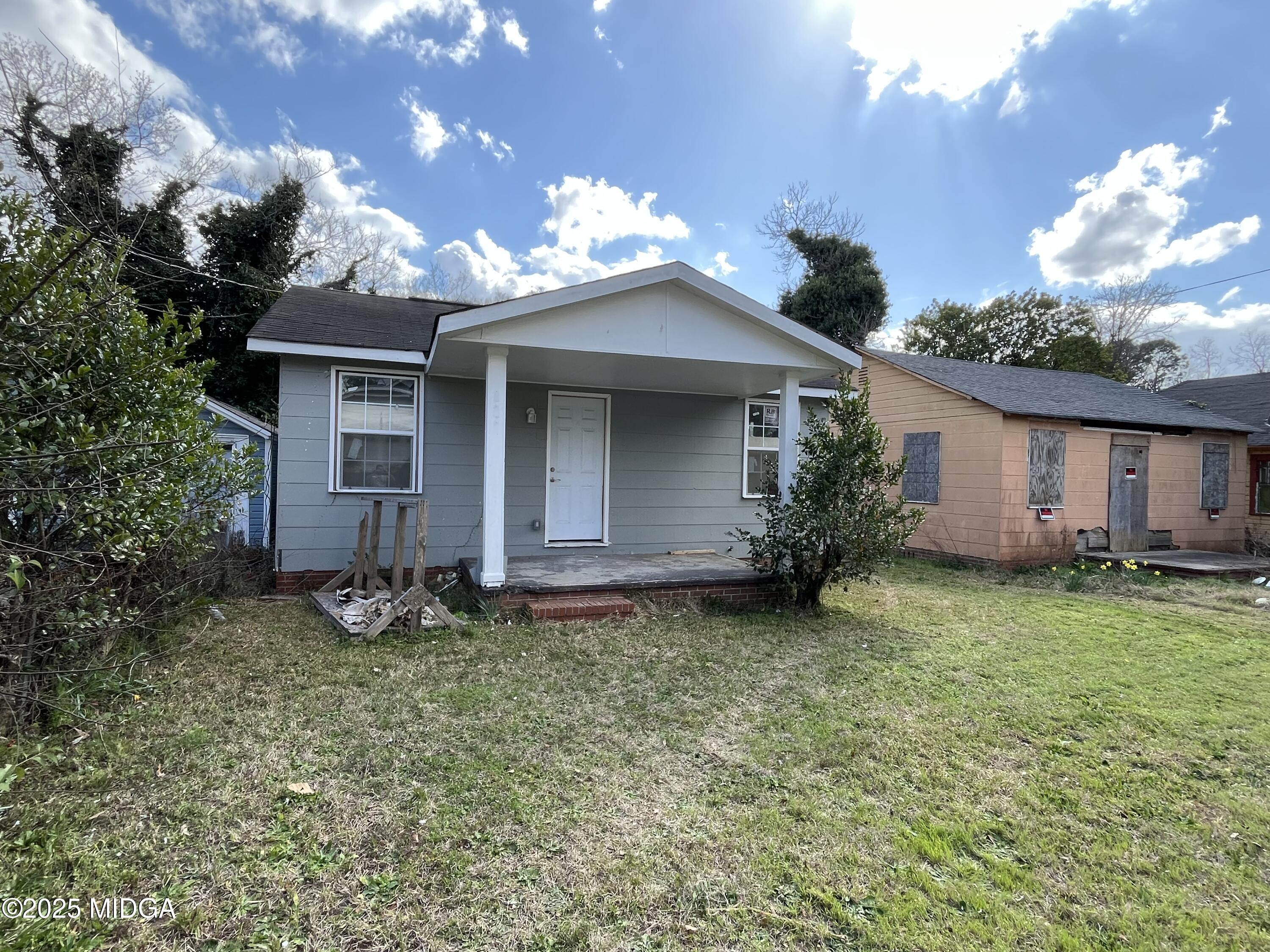 a view of a house with a yard