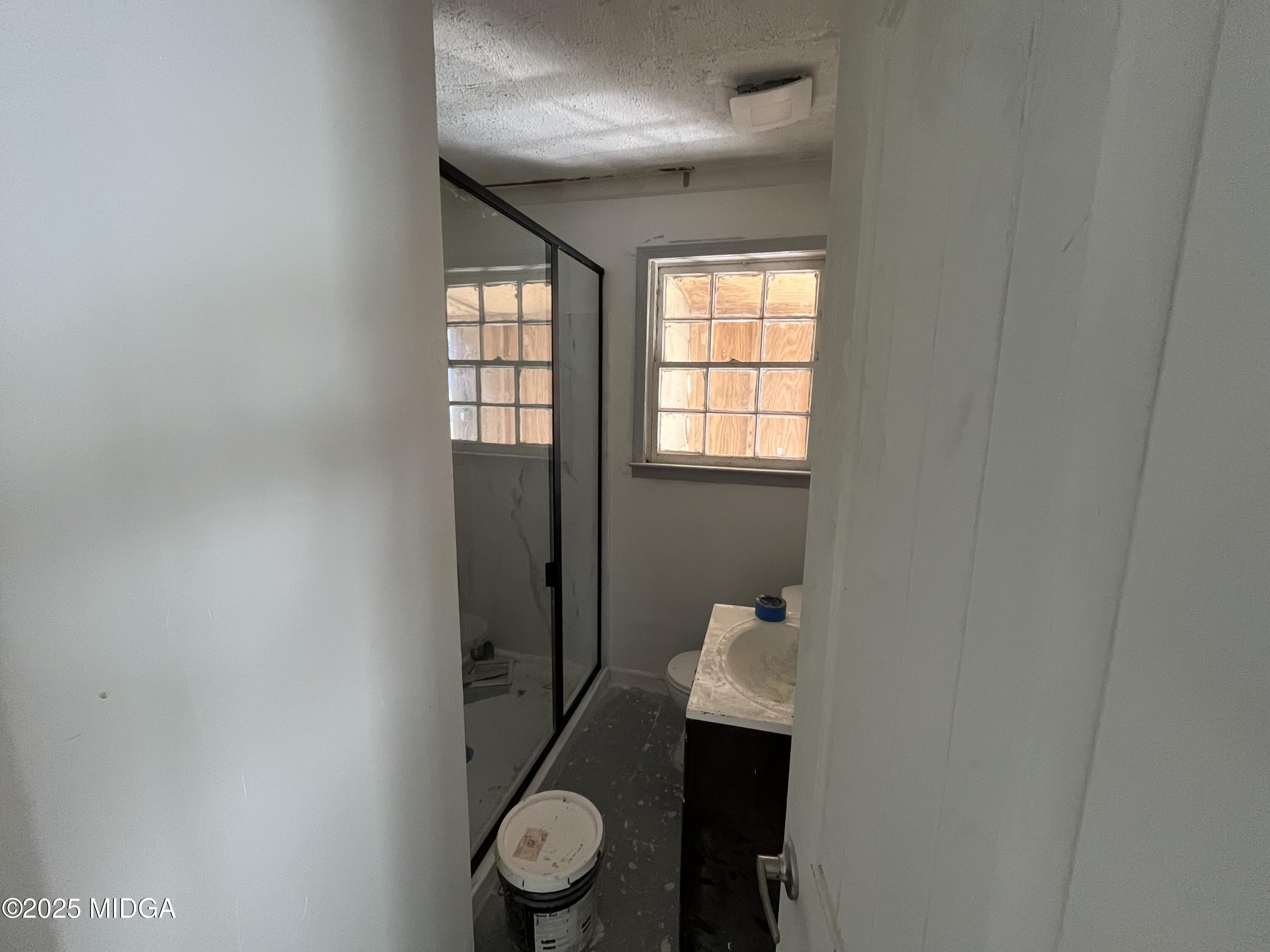 532 Nelson Street Macon, GA 31206 - Photo 4 of 15 a bathroom with a toilet a sink and mirror