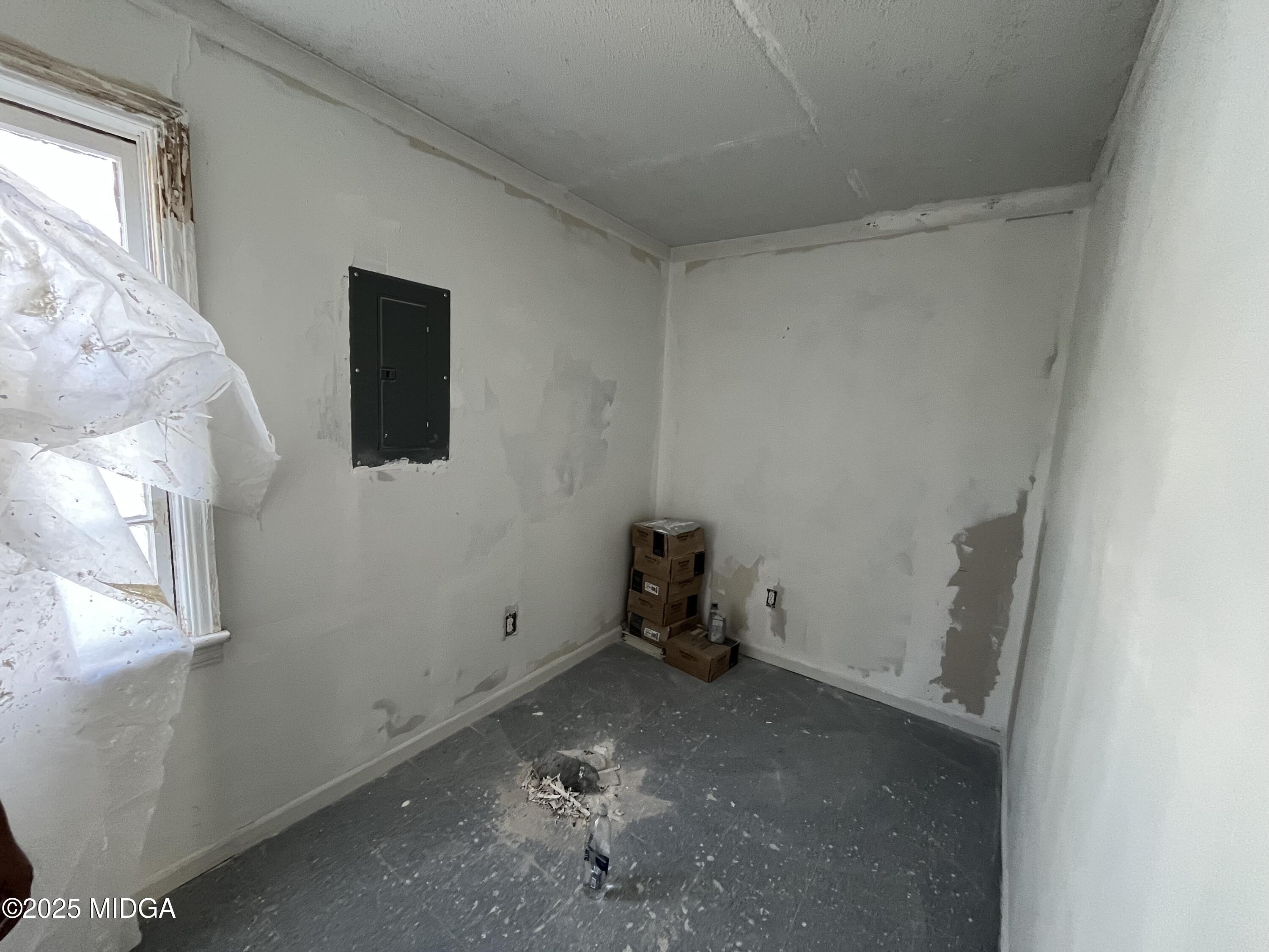 532 Nelson Street Macon, GA 31206 - Photo 6 of 15 a room with a window