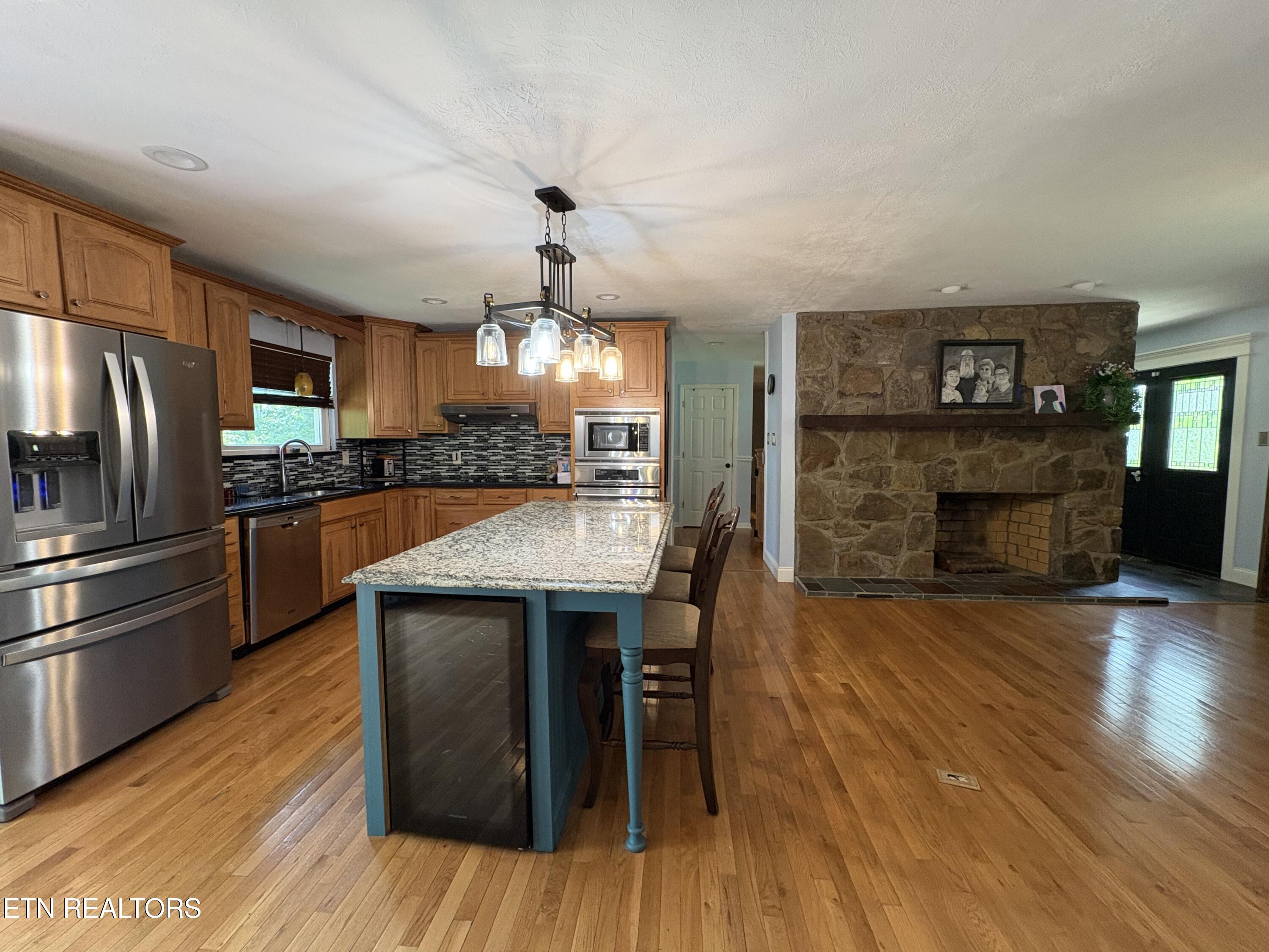 102 Morningside Drive Oak Ridge, TN 37830 - Photo 3 of 22 Kitchen/Living Room
