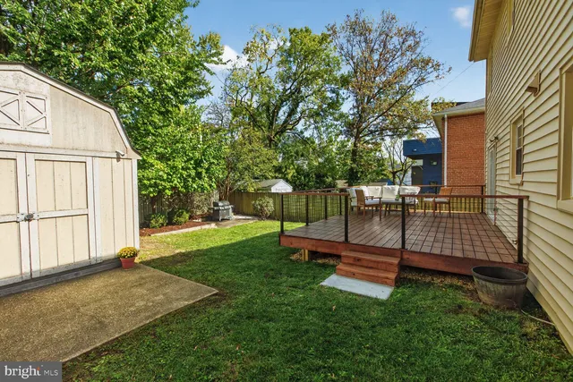 a view of backyard with a garden