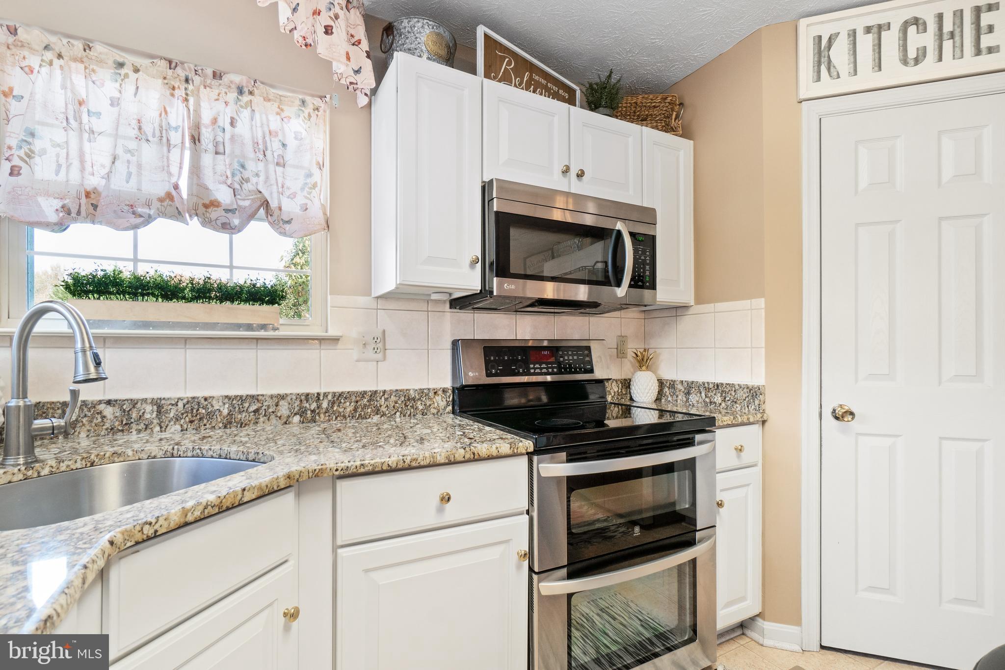 17 Brookview Loop Elkton, MD 21921 - Photo 14 of 59 Stylish White Cabinetry & Double Oven