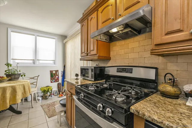 $690,000 | 88 Spruce Lane, Valley Stream, NY 11581