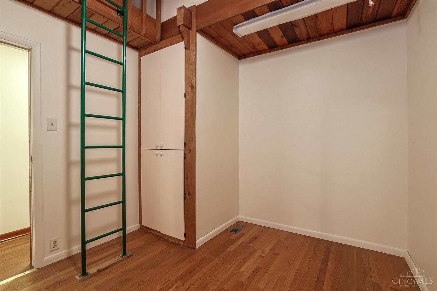 8877 Wuest Road Cincinnati, OH 45251 - Photo 27 of 64