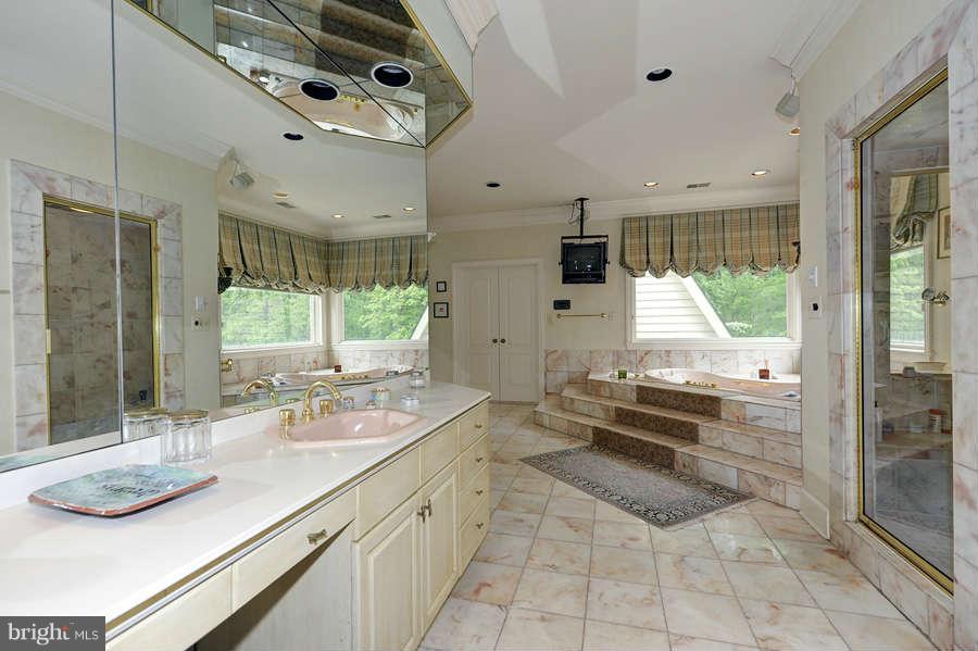 10824 Lockland Road Potomac, MD 20854 - Photo 11 of 19 Interior (General)