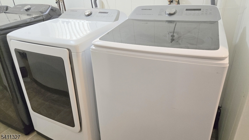388 Garibaldi Avenue Lodi, NJ 07644 - Photo 19 of 20 a utility room with dryer and washer