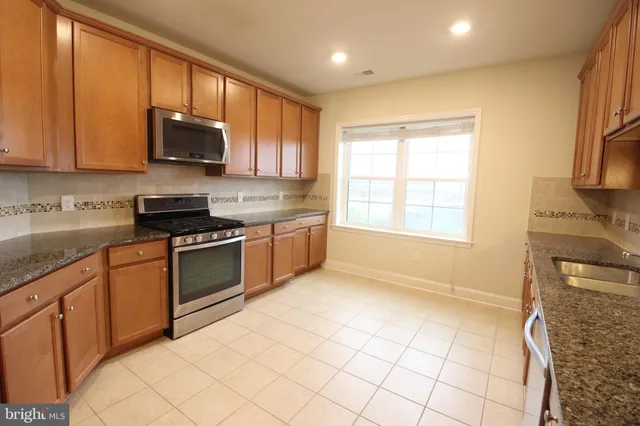 $3,130 | 9521 Bastille Street, Unit 204, Fairfax, VA 22031