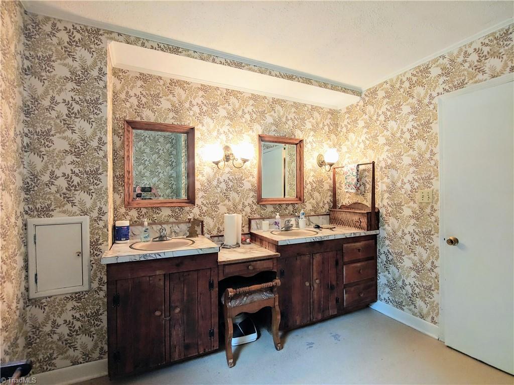480 Martin Farm Road Madison, NC 27025 - Photo 24 of 50 Additional view of main bath