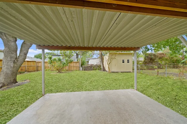 a view of a backyard