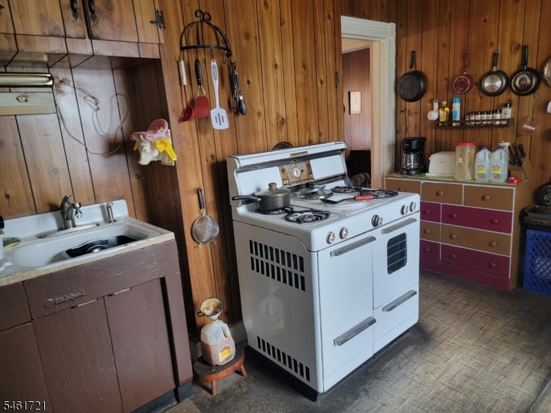 52 Goffle Road Hawthorne, NJ 07506 - Photo 10 of 19 Gallery Image 10