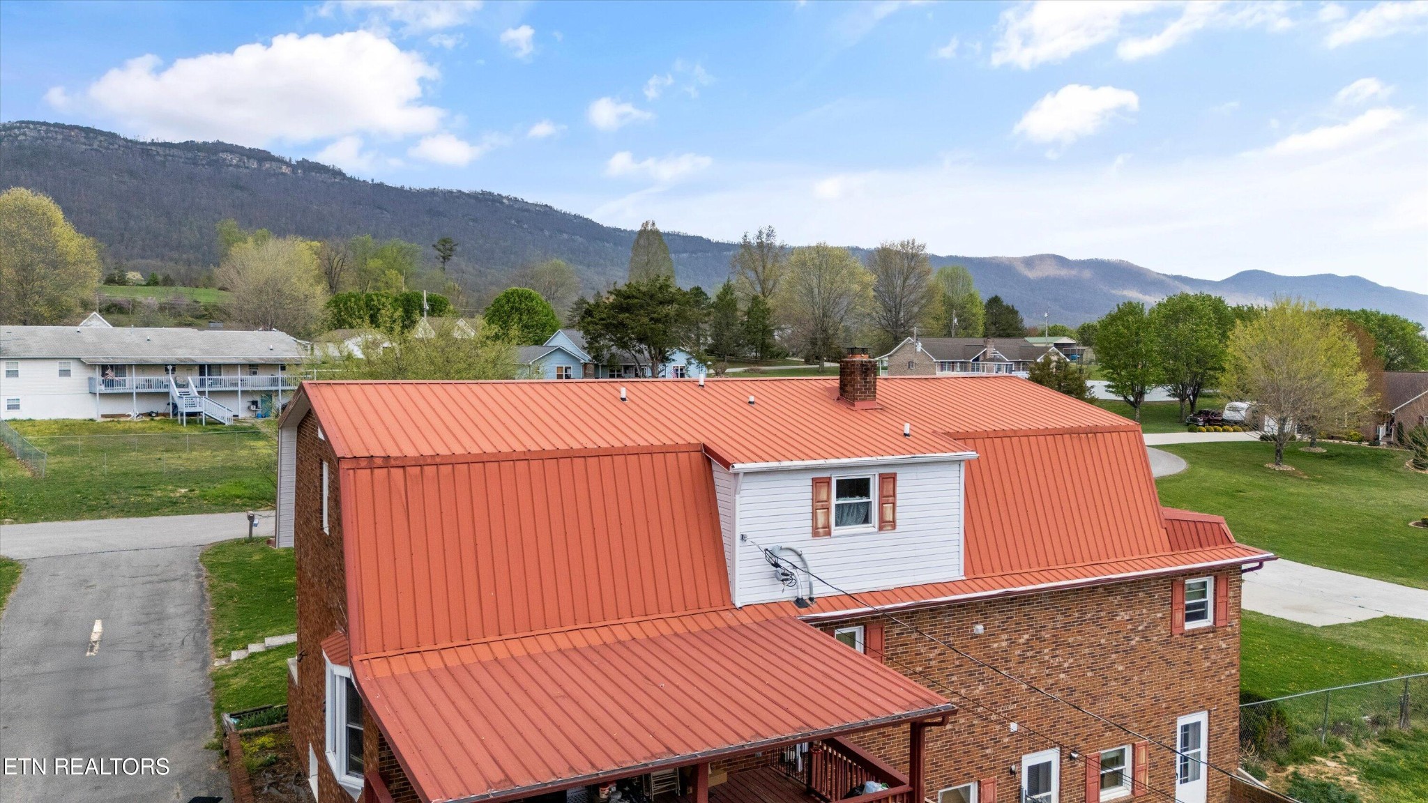 226 Thacker Drive La Follette, TN 37766 - Photo 37 of 51 a view of a patio with a table and chairs