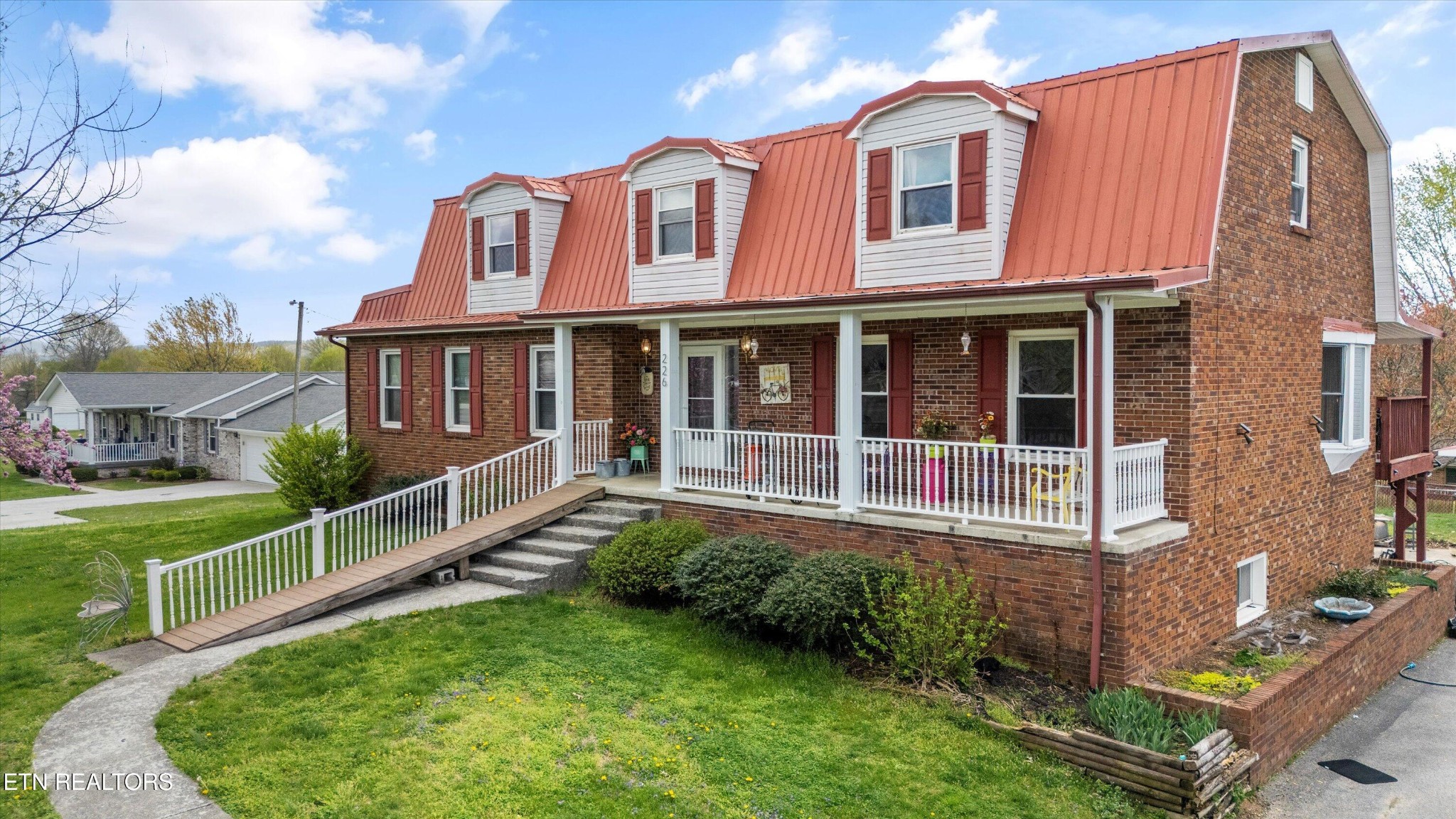 226 Thacker Drive La Follette, TN 37766 - Photo 4 of 51 front view of a house with a yard