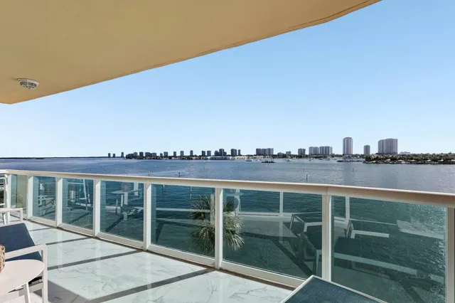 $999,000 | 2640 Lake Shore Drive, Unit 507, Riviera Beach, FL 33404