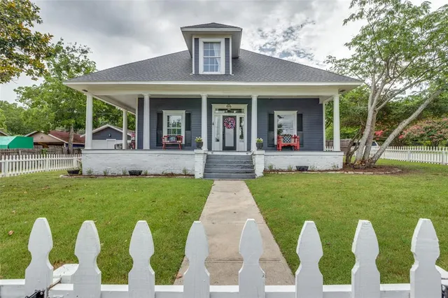 $450,000 | 902 South Waco Street, Weatherford, TX 76086