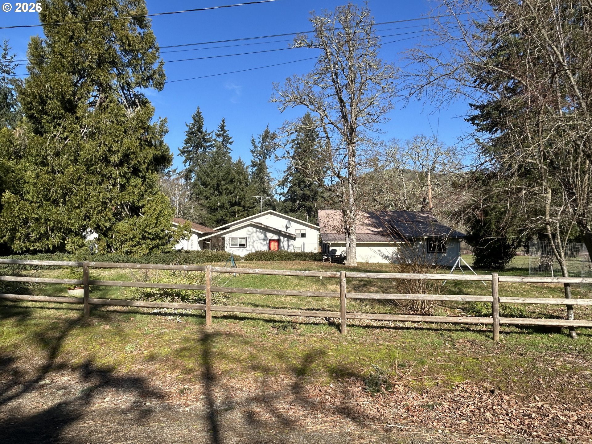 a view of a houses with yard
