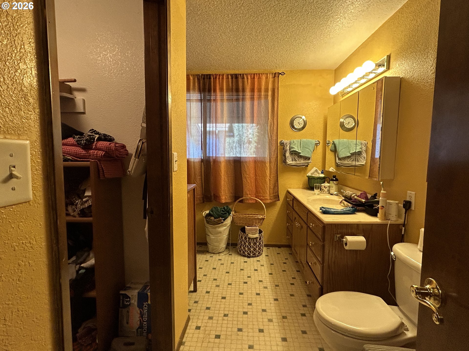 5383 Sunshine Road Roseburg, OR 97470 - Photo 22 of 47 a bathroom with a sink toilet and shower