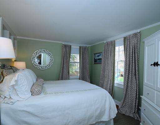 334 Hollow Tree Ridge Road Darien, CT 06820 - Photo 15 of 20 a bedroom with a large bed and a window