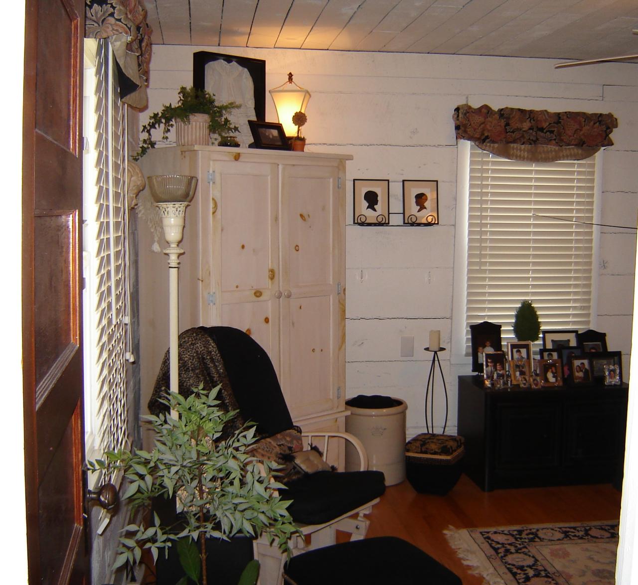 367 Conner Grove Road Southwest Willis, VA 24380 - Photo 18 of 22 a living room with furniture and flowers