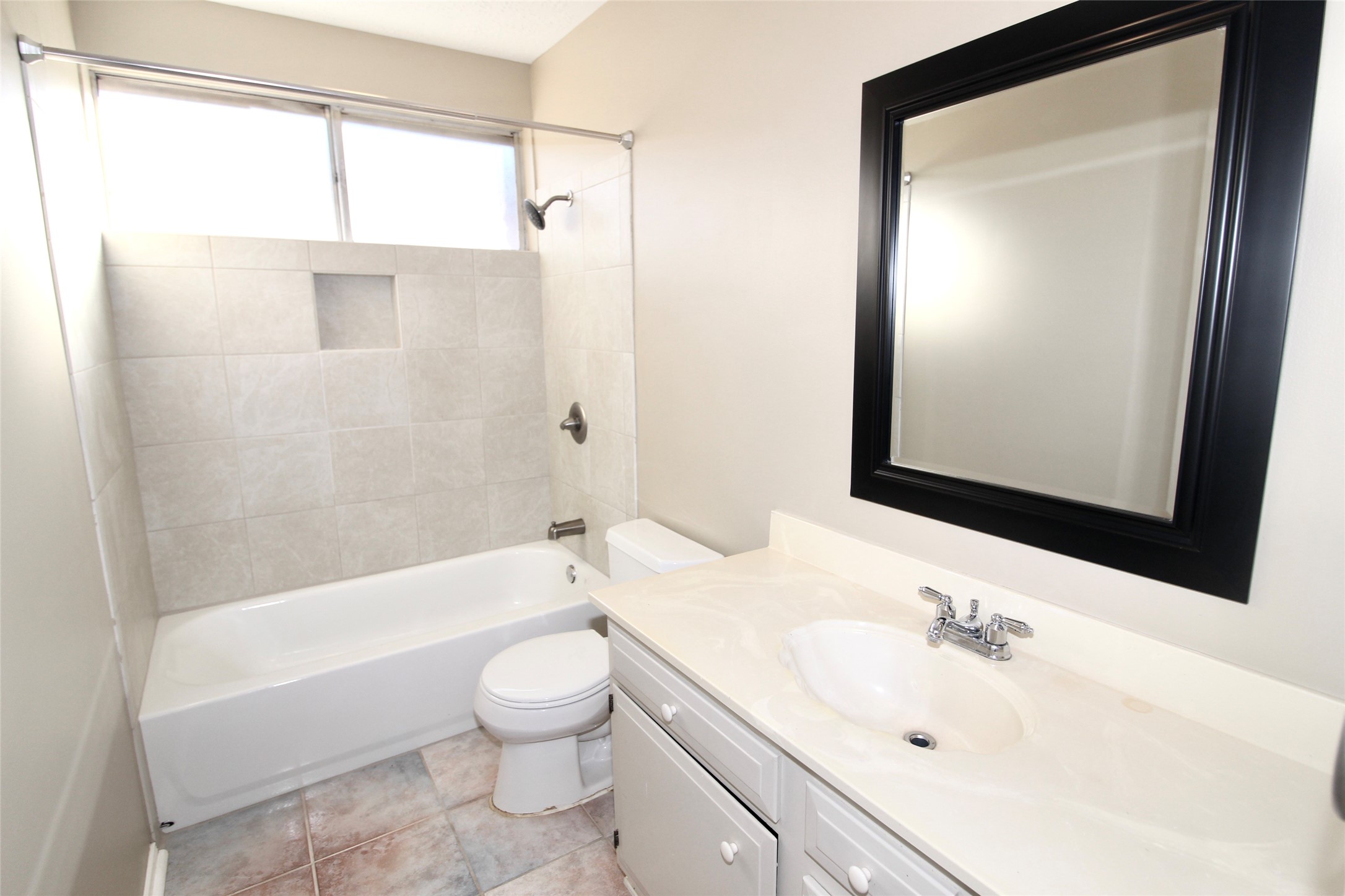 16731 Rippling Mill Drive Sugar Land, TX 77498 - Photo 7 of 15 Secondary bathroom.