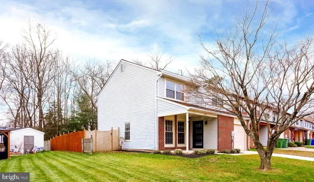 a view of a house with backyard
