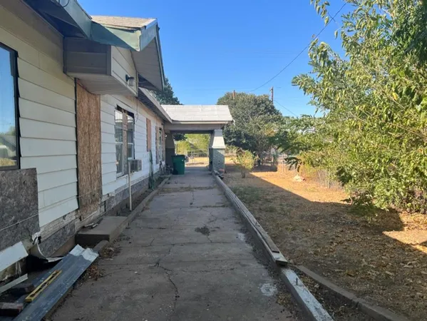 a view of a backyard with pathway