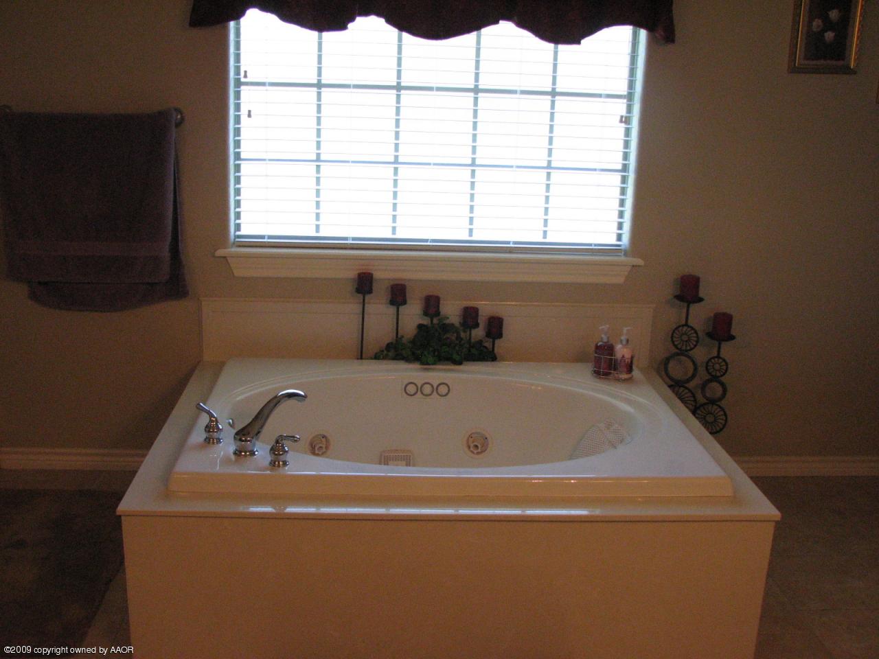 6602 Slater Circle Amarillo, TX 79110 - Photo 4 of 25 a bathroom with a bathtub