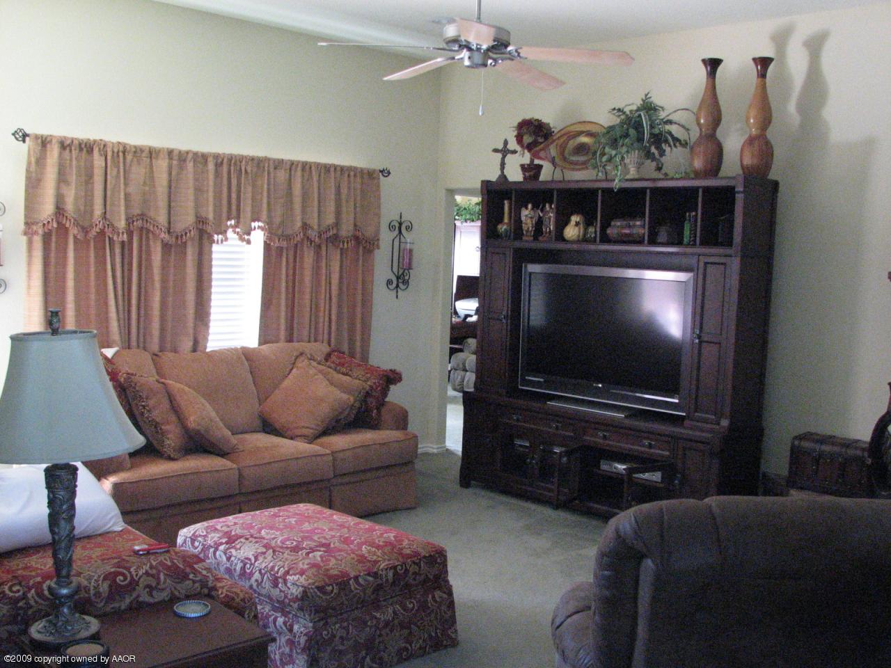 6602 Slater Circle Amarillo, TX 79110 - Photo 5 of 25 a living room with furniture and a flat screen tv