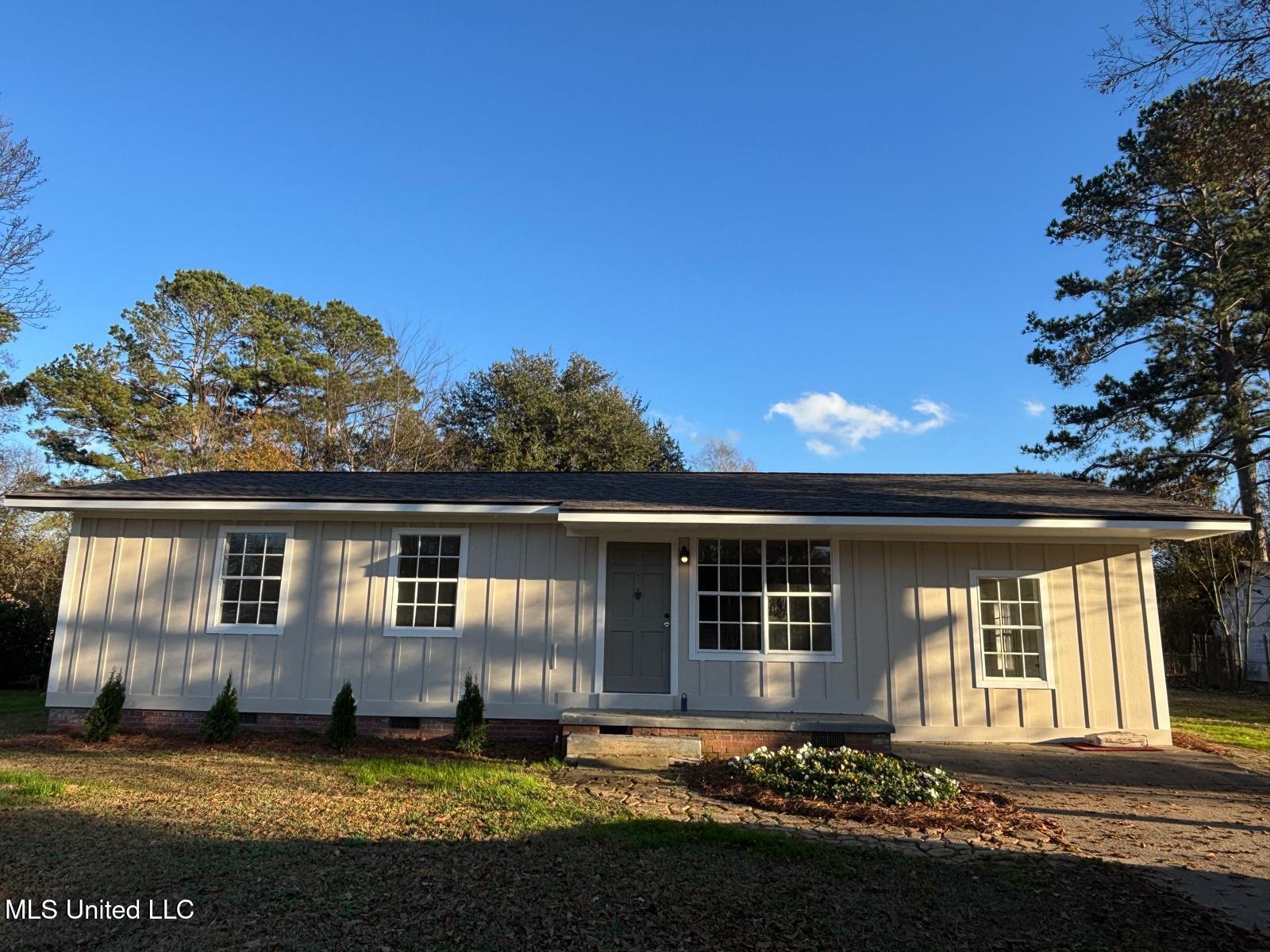 352 Beverly Circle Crystal Springs, MS 39059 - Photo 3 of 27 WhatsApp Image 2026-01-22 at 19.30.52 (1