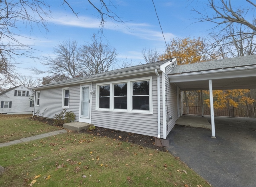 a view of a house with a yard