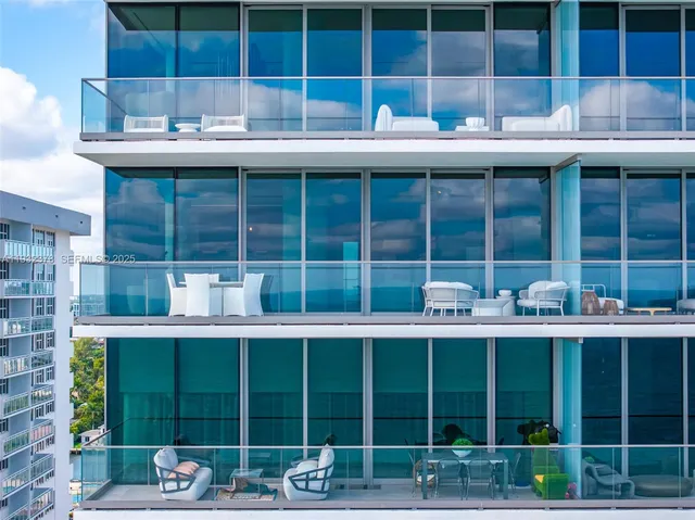 $3,500,000 | 2000 South Ocean Drive, Unit 18B, Hallandale Beach, FL 33009