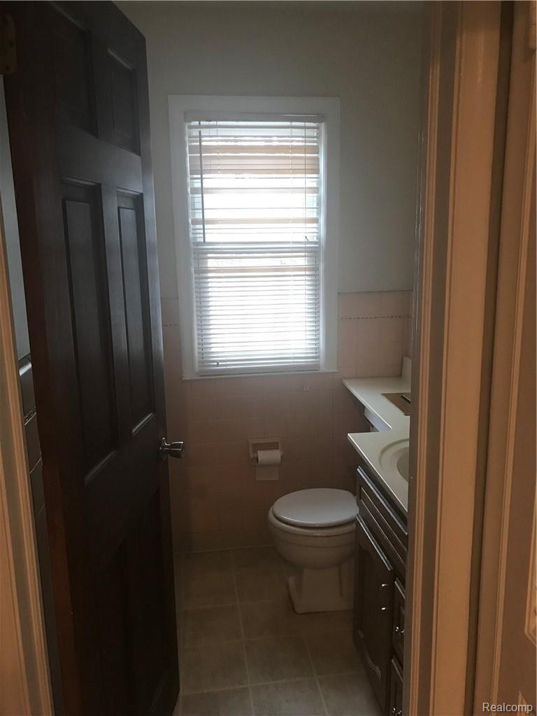 1869 Severn Road Grosse Pointe, MI 48236 - Photo 5 of 15 Seern Powderroom.jpg