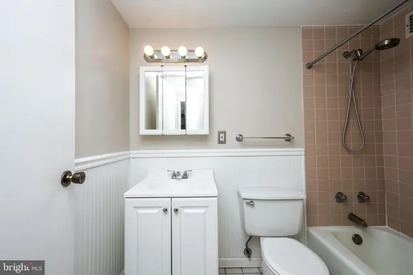 $2,000 | 4141 North Henderson Road, Unit 822, Arlington, VA 22203