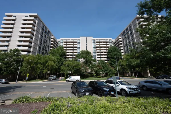 $2,000 | 4141 North Henderson Road, Unit 822, Arlington, VA 22203