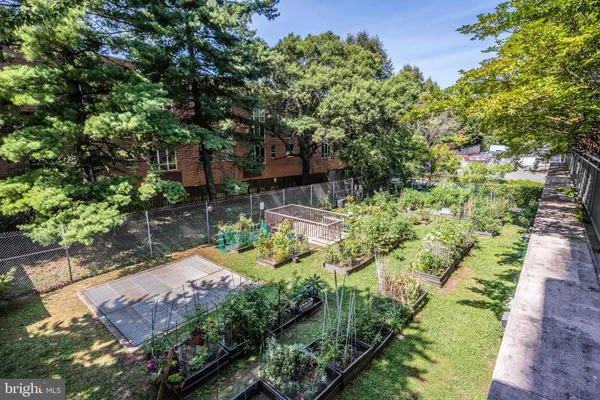 $2,000 | 4141 North Henderson Road, Unit 822, Arlington, VA 22203