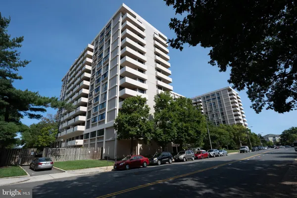 $2,000 | 4141 North Henderson Road, Unit 822, Arlington, VA 22203
