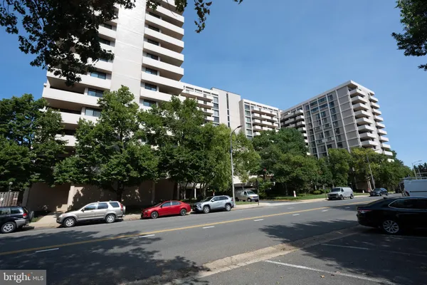 $2,000 | 4141 North Henderson Road, Unit 822, Arlington, VA 22203