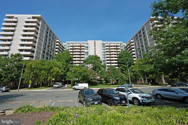 $2,000 | 4141 North Henderson Road, Unit 822, Arlington, VA 22203