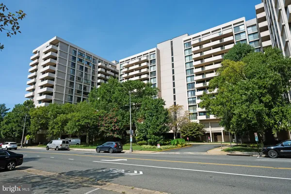 $2,000 | 4141 North Henderson Road, Unit 822, Arlington, VA 22203