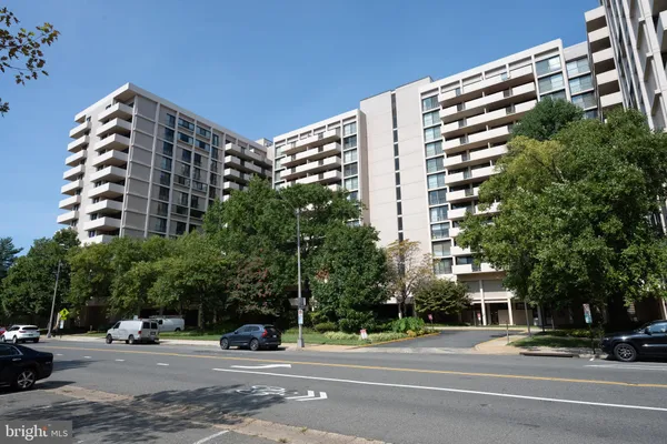 $2,000 | 4141 North Henderson Road, Unit 822, Arlington, VA 22203